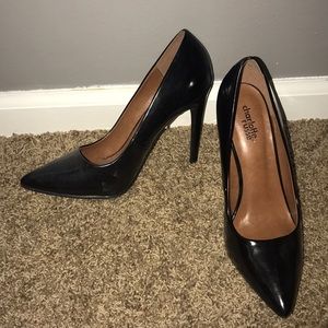 Black pumps